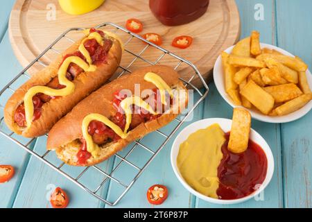 Hochwinkel-Hotdogs mit Kartoffeln Ketchup-Senf Stockfoto