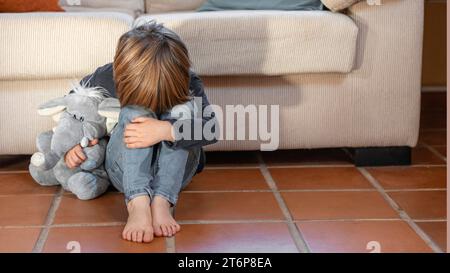 Kleiner Junge draußen, der sein Spielzeug hält Stockfoto