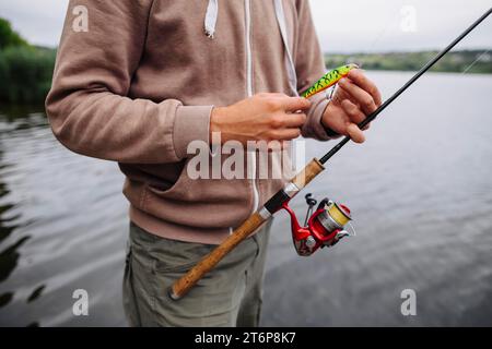 Die Hand des Mannes hält die Angelrute Stockfoto