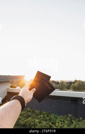 Person, die Pässe bei Sonnenuntergang zeigt Stockfoto