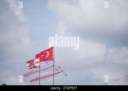 Antalya, Türkei - 11. November 2023: Turkish Stars (türkisch Türk Yıldızları), das Kunstflugteam der türkischen Luftwaffe und der türkischen Kunstflugmannschaft, tritt am Himmel über dem Strand von Konyaalti auf Stockfoto