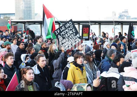 London, Vereinigtes Königreich, 11. November 2023. Die Polizei schätzte, dass 300 000 sich dem pro-palästinensischen marsch vom Hyde Park über die Vauxhall-Brücke in Richtung der amerikanischen Botschaft angeschlossen haben, wobei Demonstranten zu einem Waffenstillstand in Gaza aufriefen. Der marsch fiel am selben Tag wie der Waffenstillstand, blieb aber weit weg von den Cenotaph-Gedenkfeiern. Kredit : Monica Wells/Alamy Live News Stockfoto