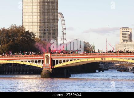 London, Vereinigtes Königreich, 11. November 2023. Die Polizei schätzte, dass 300 000 sich dem pro-palästinensischen marsch vom Hyde Park über die Vauxhall-Brücke in Richtung der amerikanischen Botschaft angeschlossen haben, wobei Demonstranten zu einem Waffenstillstand in Gaza aufriefen. Der marsch fiel am selben Tag wie der Waffenstillstand, blieb aber weit weg von den Cenotaph-Gedenkfeiern. Kredit : Monica Wells/Alamy Live News Stockfoto