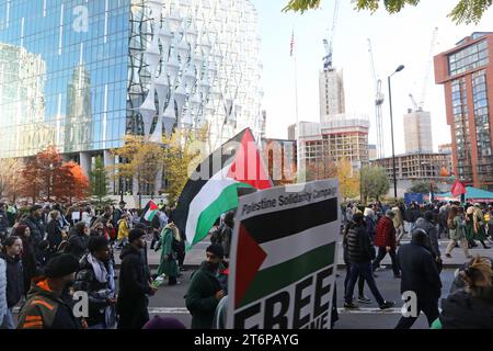 London, Vereinigtes Königreich, 11. November 2023. Die Polizei schätzte, dass 300 000 sich dem pro-palästinensischen marsch vom Hyde Park über die Vauxhall-Brücke in Richtung der amerikanischen Botschaft angeschlossen haben, wobei Demonstranten zu einem Waffenstillstand in Gaza aufriefen. Der marsch fiel am selben Tag wie der Waffenstillstand, blieb aber weit weg von den Cenotaph-Gedenkfeiern. Kredit : Monica Wells/Alamy Live News Stockfoto
