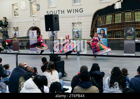 London, Großbritannien. 11. November 20234 Diwali wird im National Maritime Museum in Greenwich gefeiert, organisiert von Mehala Ford, Gründer des South Asian Arts Collective Commongrounds. Mit Workshops zum Bau von Diya-Lampen, Sari-Drapierung und Rangoli-Kreation sowie Tanzaufführungen der Gruppe „Akademi“ von der Sarjan Nartan Academy unter der Leitung von Neha Patel. Die Veranstaltung endete mit einer Parade mit traditionellen indischen Dhol-Trommlern und Diya-Laternen, die von der Öffentlichkeit getragen wurden. © Simon King/Alamy Live News Stockfoto