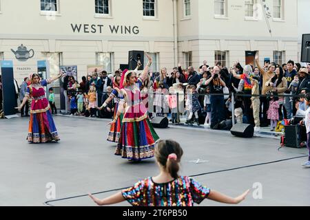 London, Großbritannien. 11. November 20234 Diwali wird im National Maritime Museum in Greenwich gefeiert, organisiert von Mehala Ford, Gründer des South Asian Arts Collective Commongrounds. Mit Workshops zum Bau von Diya-Lampen, Sari-Drapierung und Rangoli-Kreation sowie Tanzaufführungen der Gruppe „Akademi“ von der Sarjan Nartan Academy unter der Leitung von Neha Patel. Die Veranstaltung endete mit einer Parade mit traditionellen indischen Dhol-Trommlern und Diya-Laternen, die von der Öffentlichkeit getragen wurden. © Simon King/Alamy Live News Stockfoto