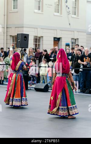 London, Großbritannien. 11. November 20234 Diwali wird im National Maritime Museum in Greenwich gefeiert, organisiert von Mehala Ford, Gründer des South Asian Arts Collective Commongrounds. Mit Workshops zum Bau von Diya-Lampen, Sari-Drapierung und Rangoli-Kreation sowie Tanzaufführungen der Gruppe „Akademi“ von der Sarjan Nartan Academy unter der Leitung von Neha Patel. Die Veranstaltung endete mit einer Parade mit traditionellen indischen Dhol-Trommlern und Diya-Laternen, die von der Öffentlichkeit getragen wurden. © Simon King/Alamy Live News Stockfoto