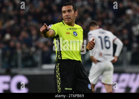 Der Schiedsrichter Marco Piccinini gibt Gesten während des Fußballspiels der Serie A zwischen Juventus FC und Cagliari Calcio im Juventus-Stadion in Turin (Italien) am 11. November 2023. Stockfoto