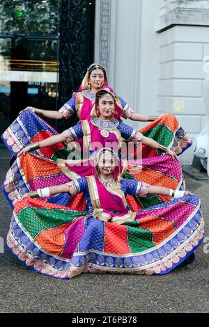 London, Großbritannien. 11. November 20234 Diwali wird im National Maritime Museum in Greenwich gefeiert, organisiert von Mehala Ford, Gründer des South Asian Arts Collective Commongrounds. Mit Workshops zum Bau von Diya-Lampen, Sari-Drapierung und Rangoli-Kreation sowie Tanzaufführungen der Gruppe „Akademi“ von der Sarjan Nartan Academy unter der Leitung von Neha Patel. Die Veranstaltung endete mit einer Parade mit traditionellen indischen Dhol-Trommlern und Diya-Laternen, die von der Öffentlichkeit getragen wurden. © Simon King/Alamy Live News Stockfoto