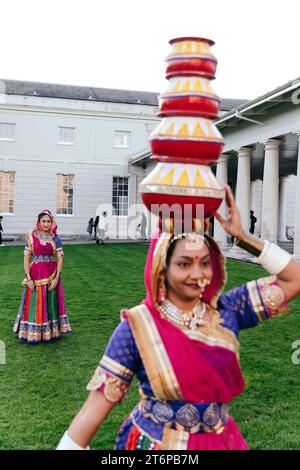 London, Großbritannien. 11. November 20234 Diwali wird im National Maritime Museum in Greenwich gefeiert, organisiert von Mehala Ford, Gründer des South Asian Arts Collective Commongrounds. Mit Workshops zum Bau von Diya-Lampen, Sari-Drapierung und Rangoli-Kreation sowie Tanzaufführungen der Gruppe „Akademi“ von der Sarjan Nartan Academy unter der Leitung von Neha Patel. Die Veranstaltung endete mit einer Parade mit traditionellen indischen Dhol-Trommlern und Diya-Laternen, die von der Öffentlichkeit getragen wurden. © Simon King/Alamy Live News Stockfoto