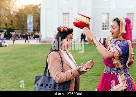 London, Großbritannien. 11. November 20234 Diwali wird im National Maritime Museum in Greenwich gefeiert, organisiert von Mehala Ford, Gründer des South Asian Arts Collective Commongrounds. Mit Workshops zum Bau von Diya-Lampen, Sari-Drapierung und Rangoli-Kreation sowie Tanzaufführungen der Gruppe „Akademi“ von der Sarjan Nartan Academy unter der Leitung von Neha Patel. Die Veranstaltung endete mit einer Parade mit traditionellen indischen Dhol-Trommlern und Diya-Laternen, die von der Öffentlichkeit getragen wurden. © Simon King/Alamy Live News Stockfoto