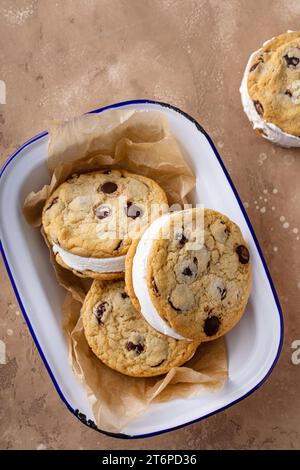 Eis-Sandwiches mit Schokoladenkeksen und Vanilleeis im Inneren Stockfoto