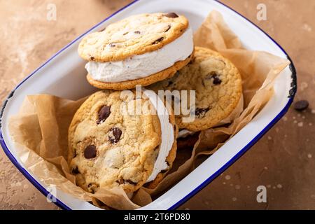 Eis-Sandwiches mit Schokoladenkeksen und Vanilleeis im Inneren Stockfoto