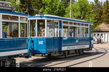 Das Zürcher Tram - Elefant im Jahr 1930 wurde das Tram StStZ CE 4/4 321 an die Städtische Strassenbahn Zürich abgeliefert. Es ist ein schwerer vierachsiger Motorwagen mit Mitteleinstieg und Quersitzen. Bekannt ist das Tram auch unter dem Namen Elefant. 1966 wurde das Tram ausrangiert. Seit 1975 steht es der VBZ als Museumstram zur Verfügung. Hier im Rahmen der Jubliäumsfeier zu 175 Jahre Eisenbahn in der Schweiz auf der Linie 6 zwischen Hauptbahnhof Zürich und Zoo Zürich. Zürich, Schweiz, 21.05.2022 *** die Züricher Elefant-Straßenbahn 1930 wurde die StStZ CE 4 4 321 an die geliefert Stockfoto