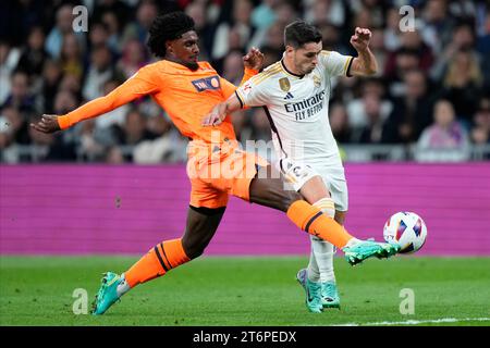 Brahim Diaz von Real Madrid CF und Thierry Rendall Correia von Valencia CF spielten während des La Liga-Spiels zwischen Real Madrid und Valencia CF am 11. November 2023 im Santiago Bernabeu Stadion in Madrid, Spanien. (Foto: Cesar Cebolla / PRESSINPHOTO) Stockfoto