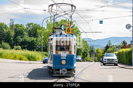 Das Zürcher Tram - Elefant im Jahr 1930 wurde das Tram StStZ CE 4/4 321 an die Städtische Strassenbahn Zürich abgeliefert. Es ist ein schwerer vierachsiger Motorwagen mit Mitteleinstieg und Quersitzen. Bekannt ist das Tram auch unter dem Namen Elefant. 1966 wurde das Tram ausrangiert. Seit 1975 steht es der VBZ als Museumstram zur Verfügung. Hier im Rahmen der Jubliäumsfeier zu 175 Jahre Eisenbahn in der Schweiz auf der Linie 6 zwischen Hauptbahnhof Zürich und Zoo Zürich. Zürich, Schweiz, 21.05.2022 *** die Züricher Elefant-Straßenbahn 1930 wurde die StStZ CE 4 4 321 an die geliefert Stockfoto