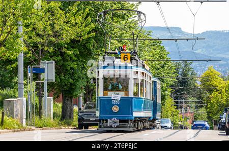 Das Zürcher Tram - Elefant im Jahr 1930 wurde das Tram StStZ CE 4/4 321 an die Städtische Strassenbahn Zürich abgeliefert. Es ist ein schwerer vierachsiger Motorwagen mit Mitteleinstieg und Quersitzen. Bekannt ist das Tram auch unter dem Namen Elefant. 1966 wurde das Tram ausrangiert. Seit 1975 steht es der VBZ als Museumstram zur Verfügung. Hier im Rahmen der Jubliäumsfeier zu 175 Jahre Eisenbahn in der Schweiz auf der Linie 6 zwischen Hauptbahnhof Zürich und Zoo Zürich. Zürich, Schweiz, 21.05.2022 *** die Züricher Elefant-Straßenbahn 1930 wurde die StStZ CE 4 4 321 an die geliefert Stockfoto