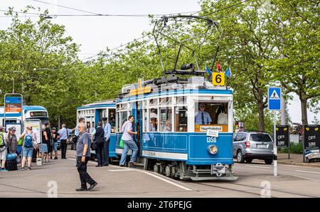 Das Zürcher Tram - Elefant im Jahr 1930 wurde das Tram StStZ CE 4/4 321 an die Städtische Strassenbahn Zürich abgeliefert. Es ist ein schwerer vierachsiger Motorwagen mit Mitteleinstieg und Quersitzen. Bekannt ist das Tram auch unter dem Namen Elefant. 1966 wurde das Tram ausrangiert. Seit 1975 steht es der VBZ als Museumstram zur Verfügung. Hier im Rahmen der Jubliäumsfeier zu 175 Jahre Eisenbahn in der Schweiz auf der Linie 6 zwischen Hauptbahnhof Zürich und Zoo Zürich. Zürich, Schweiz, 21.05.2022 *** die Züricher Elefant-Straßenbahn 1930 wurde die StStZ CE 4 4 321 an die geliefert Stockfoto