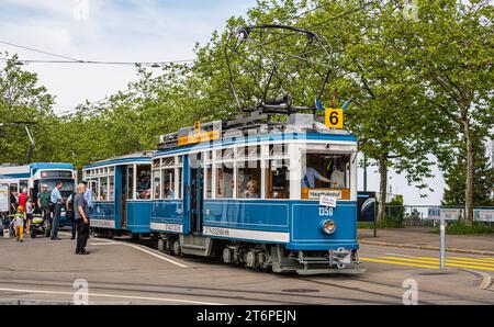 Das Zürcher Tram - Elefant im Jahr 1930 wurde das Tram StStZ CE 4/4 321 an die Städtische Strassenbahn Zürich abgeliefert. Es ist ein schwerer vierachsiger Motorwagen mit Mitteleinstieg und Quersitzen. Bekannt ist das Tram auch unter dem Namen Elefant. 1966 wurde das Tram ausrangiert. Seit 1975 steht es der VBZ als Museumstram zur Verfügung. Hier im Rahmen der Jubliäumsfeier zu 175 Jahre Eisenbahn in der Schweiz auf der Linie 6 zwischen Hauptbahnhof Zürich und Zoo Zürich. Zürich, Schweiz, 21.05.2022 *** die Züricher Elefant-Straßenbahn 1930 wurde die StStZ CE 4 4 321 an die geliefert Stockfoto