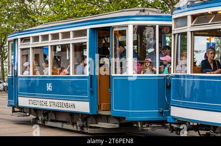 Das Zürcher Tram - Elefant im Jahr 1930 wurde das Tram StStZ CE 4/4 321 an die Städtische Strassenbahn Zürich abgeliefert. Es ist ein schwerer vierachsiger Motorwagen mit Mitteleinstieg und Quersitzen. Bekannt ist das Tram auch unter dem Namen Elefant. 1966 wurde das Tram ausrangiert. Seit 1975 steht es der VBZ als Museumstram zur Verfügung. Hier im Rahmen der Jubliäumsfeier zu 175 Jahre Eisenbahn in der Schweiz auf der Linie 6 zwischen Hauptbahnhof Zürich und Zoo Zürich. Zürich, Schweiz, 21.05.2022 *** die Züricher Elefant-Straßenbahn 1930 wurde die StStZ CE 4 4 321 an die geliefert Stockfoto