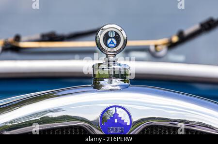 VBZ Saurer Autobus Emblem der Firma Saurer im thurgauischen Arbon. Während dem Jubliäumsanlass 175 Jahre Eisenbahn in der Schweiz fährt vom Zürcher Hauptbahnhof zum Zürich Zoo auch ein 1930 erbauter VBZ Saurer 4BLPO 9. Stand ab 1935 im Autobusbetrieb der Städtischen Strassenbahn Zürich. Zürich, Schweiz, 21.05.2022 *** VBZ Saurer Busemblem der Firma Saurer in Arbon, Thurgau anlässlich der 175-jährigen Jubiläumsfeier der Schweizer Eisenbahn, ein VBZ Saurer 4BLPO 9 aus dem Jahr 1930 fährt auch vom Hauptbahnhof Zürich zum Zoo Zürich. er war mit der Züricher Stadtbahn von 1 im Busverkehr Stockfoto