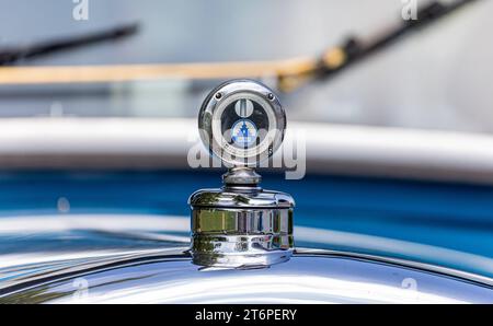 VBZ Saurer Autobus Emblem der Firma Saurer im thurgauischen Arbon. Während dem Jubliäumsanlass 175 Jahre Eisenbahn in der Schweiz fährt vom Zürcher Hauptbahnhof zum Zürich Zoo auch ein 1930 erbauter VBZ Saurer 4BLPO 9. Stand ab 1935 im Autobusbetrieb der Städtischen Strassenbahn Zürich. Zürich, Schweiz, 21.05.2022 *** VBZ Saurer Busemblem der Firma Saurer in Arbon, Thurgau anlässlich der 175-jährigen Jubiläumsfeier der Schweizer Eisenbahn, ein VBZ Saurer 4BLPO 9 aus dem Jahr 1930 fährt auch vom Hauptbahnhof Zürich zum Zoo Zürich. er war mit der Züricher Stadtbahn von 1 im Busverkehr Stockfoto