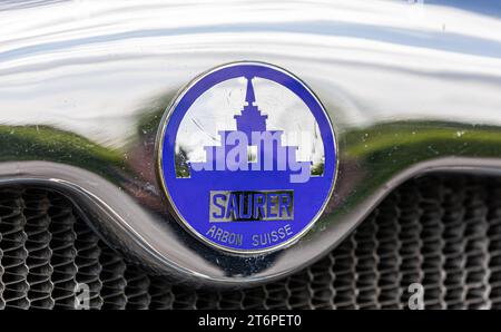 VBZ Saurer Autobus Emblem der Firma Saurer im thurgauischen Arbon. Während dem Jubliäumsanlass 175 Jahre Eisenbahn in der Schweiz fährt vom Zürcher Hauptbahnhof zum Zürich Zoo auch ein 1930 erbauter VBZ Saurer 4BLPO 9. Stand ab 1935 im Autobusbetrieb der Städtischen Strassenbahn Zürich. Zürich, Schweiz, 21.05.2022 *** VBZ Saurer Busemblem der Firma Saurer in Arbon, Thurgau anlässlich der 175-jährigen Jubiläumsfeier der Schweizer Eisenbahn, ein VBZ Saurer 4BLPO 9 aus dem Jahr 1930 fährt auch vom Hauptbahnhof Zürich zum Zoo Zürich. er war mit der Züricher Stadtbahn von 1 im Busverkehr Stockfoto