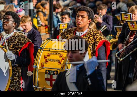 London, Großbritannien. November 2023. Christs Hospital School Band - The Lord Mayor’s Show 2023 stellt den 695. Lord Mayor of London, Alderman Michael Mainelli von der Broad Street Ward vor. Die Show geht auf das frühe 13. Jahrhundert zurück, als König John der Stadt London gewährte, einen eigenen Bürgermeister zu ernennen. Er bestand darauf, dass jeder neu gewählte Bürgermeister flussaufwärts zum entfernten Westminster kommen und der Krone Loyalität schwören müsse. Die Bürgermeister machen diese Reise seit über 800 Jahren. Guy Bell/Alamy Live News Stockfoto