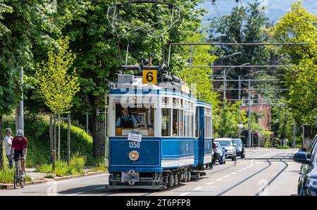 Das Zürcher Tram - Elefant im Jahr 1930 wurde das Tram StStZ CE 4/4 321 an die Städtische Strassenbahn Zürich abgeliefert. Es ist ein schwerer vierachsiger Motorwagen mit Mitteleinstieg und Quersitzen. Bekannt ist das Tram auch unter dem Namen Elefant. 1966 wurde das Tram ausrangiert. Seit 1975 steht es der VBZ als Museumstram zur Verfügung. Hier im Rahmen der Jubliäumsfeier zu 175 Jahre Eisenbahn in der Schweiz auf der Linie 6 zwischen Hauptbahnhof Zürich und Zoo Zürich. Zürich, Schweiz, 21.05.2022 *** die Züricher Elefant-Straßenbahn 1930 wurde die StStZ CE 4 4 321 an die geliefert Stockfoto