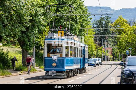 Das Zürcher Tram - Elefant im Jahr 1930 wurde das Tram StStZ CE 4/4 321 an die Städtische Strassenbahn Zürich abgeliefert. Es ist ein schwerer vierachsiger Motorwagen mit Mitteleinstieg und Quersitzen. Bekannt ist das Tram auch unter dem Namen Elefant. 1966 wurde das Tram ausrangiert. Seit 1975 steht es der VBZ als Museumstram zur Verfügung. Hier im Rahmen der Jubliäumsfeier zu 175 Jahre Eisenbahn in der Schweiz auf der Linie 6 zwischen Hauptbahnhof Zürich und Zoo Zürich. Zürich, Schweiz, 21.05.2022 *** die Züricher Elefant-Straßenbahn 1930 wurde die StStZ CE 4 4 321 an die geliefert Stockfoto