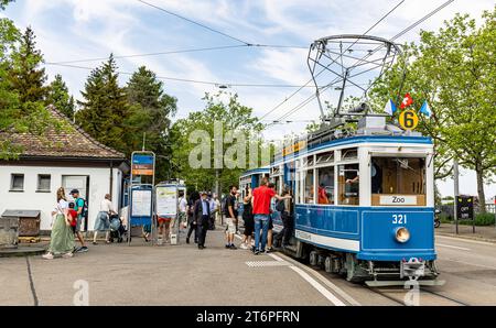 Das Zürcher Tram - Elefant im Jahr 1930 wurde das Tram StStZ CE 4/4 321 an die Städtische Strassenbahn Zürich abgeliefert. Es ist ein schwerer vierachsiger Motorwagen mit Mitteleinstieg und Quersitzen. Bekannt ist das Tram auch unter dem Namen Elefant. 1966 wurde das Tram ausrangiert. Seit 1975 steht es der VBZ als Museumstram zur Verfügung. Hier im Rahmen der Jubliäumsfeier zu 175 Jahre Eisenbahn in der Schweiz auf der Linie 6 zwischen Hauptbahnhof Zürich und Zoo Zürich. Zürich, Schweiz, 21.05.2022 *** die Züricher Elefant-Straßenbahn 1930 wurde die StStZ CE 4 4 321 an die geliefert Stockfoto