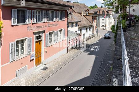 Diessenhofen über die Rheinhalden in Diessenhofen gelangt man zum Grenzübergang zwischen der Schweiz und Deutschland. In der Kurve ist das alte Zollgebäude zusehen. Diessenhofen, Schweiz, 25.05.2022 *** Diessenhofen Überquerung der Rheinhalden in Diessenhofen führt Sie zum Grenzübergang zwischen der Schweiz und Deutschland das alte Zollgebäude ist in der Kurve Diessenhofen, Schweiz, 25 05 2022 zu sehen Stockfoto