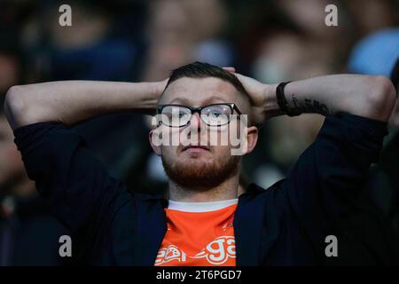 Ein niedergeschlagener Blackpool-Fan, nachdem Wanderers am 11. November 2023 in Bolton, Großbritannien, einen Torschützenkönig hatte, der 1-0 beim Spiel der Sky Bet League 1 (Bolton Wanderers vs. Blackpool) in Bolton, Großbritannien, am 11. November 2023 in Bolton, Großbritannien (Foto: Steve Flynn/News Images) aufsteigen musste. (Foto: Steve Flynn/News Images/SIPA USA) Stockfoto