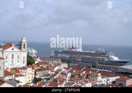 PRODUKTION - 26. Oktober 2023, Portugal, Lissabon: Über den Dächern des Lissabonner Stadtteils Alfama kann ein großes Kreuzfahrtschiff namens Borealis am Kreuzfahrtterminal mit St. Stephans Kirche links. Foto: Viola Lopes/dpa Stockfoto