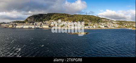 Vista panorámica de la ciudad de Alesund desde un crucero Stockfoto