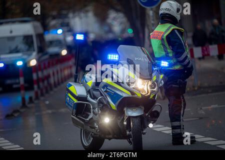Pro-Palästina-Demo: Polizei schreitet gegen antisemitische Paro, mehrere Tausend Menschen haben am Donnerstagabend in Berlin Kreuzberg an einer Pro-Palästina-Demonstration teilgenommen. Unter dem Motto dekolonisieren Menschenrechte gefordert die Teilnehmerinnen und Teilnehmer ein Ende der israelischen Besatzung in Palästina. Die Demonstration wurde von einem Großaufgebot der Berliner Polizei begleitet. Vereinzelt schreitet die Beamten ein und stellten Personalien fest. Außerdem entfernen sie verbotene Transparente, die gegen Israel gerichtet waren. Während der Demonstration kam es zu keinem größeren Stockfoto