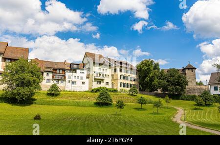 Diessenhofen Blick auf die Hausfassaden der historischen Häuser der Altstadt von Diessenhofen im Kanton Thurgau. Diessenhofen, Schweiz, 25.05.2022 *** Diessenhofen Blick auf die Fassaden der historischen Häuser der Altstadt von Diessenhofen im Kanton Thurgau Diessenhofen, Schweiz, 25 05 2022 Stockfoto