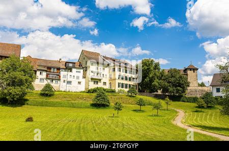 Diessenhofen Blick auf die Hausfassaden der historischen Häuser der Altstadt von Diessenhofen im Kanton Thurgau. Diessenhofen, Schweiz, 25.05.2022 *** Diessenhofen Blick auf die Fassaden der historischen Häuser der Altstadt von Diessenhofen im Kanton Thurgau Diessenhofen, Schweiz, 25 05 2022 Stockfoto