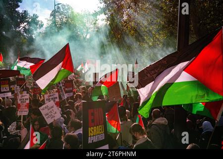 London, Großbritannien. 11. November 2023. 300.000 palästinensische Anhänger marschieren durch London vom Hyde Park zur US-Botschaft. Stockfoto