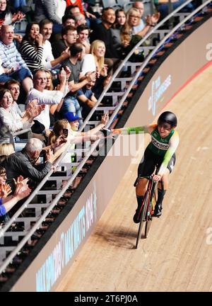 Die Irin Lara Gillespie feiert nach dem Sieg des Women's Elimination-Rennens im Finale der UCI Track Champions League 2023 im Lee Valley VeloPark, London. Bilddatum: Samstag, 11. November 2023. Stockfoto