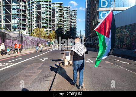 November 2023. London, UK.Demonstranten mit palästinensischer Flagge nehmen an einem Pro-Palästina-Projekt in der Nine Elms am Tag des Waffenstillstands Teil. Kreditbild: © Horst Friedrichs Stockfoto