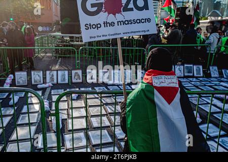 November 2023. London, UK.Bilder von Kindern, die in Gaza von Demonstranten am Tag des Waffenstillstands außerhalb der Nine Elms getötet wurden und zu einem sofortigen Waffenstillstand im Nahen Osten aufrufen; wo Tausende unschuldiger Zivilisten, darunter viele Kinder, sowohl beim Angriff der Hamas auf Israel als auch bei gewaltigen Luftangriffen starben, die weite Teile des Gazastreifens verwüstet haben.Credit Image: © Horst Friedrichs Stockfoto