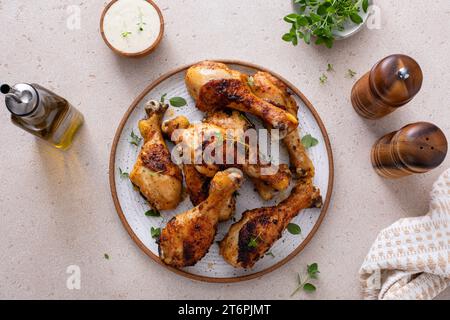 Geröstete Hähnchenbrust mit Knoblauch und Kräutern, serviert mit Ranch Stockfoto