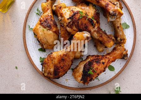 Geröstete Hähnchenbrust mit Knoblauch und Kräutern, serviert mit Ranch Stockfoto