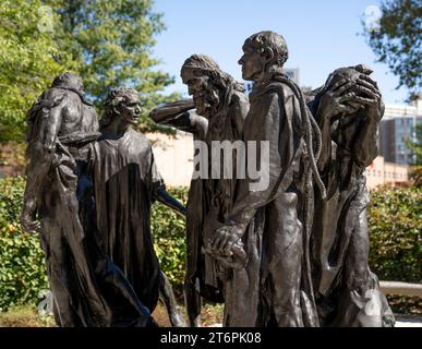 Philadelphia, PA – USA – 13. Oktober 2023 Außenansicht der Bronzeskulptur The Burghers of Calais im Innenhof des Rodin M Stockfoto