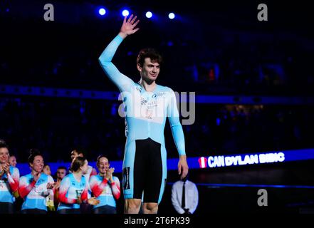 Der Kanadier Dylan Bibic feiert, bevor er die Trophäe nach dem großen Finale der UCI Track Champions League 2023 im Lee Valley VeloPark in London gewann. Bilddatum: Samstag, 11. November 2023. Stockfoto