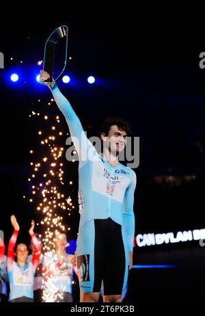 Der Kanadier Dylan Bibic feiert mit der Trophäe, nachdem er nach dem großen Finale der UCI Track Champions League 2023 im Lee Valley VeloPark, London, die Männer Endurance gewonnen hat. Bilddatum: Samstag, 11. November 2023. Stockfoto