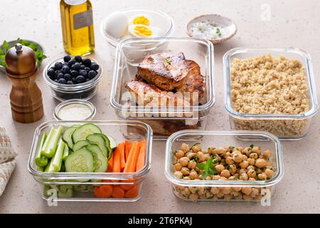 Proteinreiche gesunde Mittagsmahlzeit Zubereitung in Behältern mit Huhn, Quinoa, Kraut Kichererbsen, Gemüse und gekochten Eiern Stockfoto