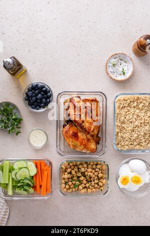 Proteinreiche gesunde Mittagsmahlzeit Zubereitung in Behältern mit Huhn, Quinoa, Kraut Kichererbsen, Gemüse und gekochten Eiern Stockfoto