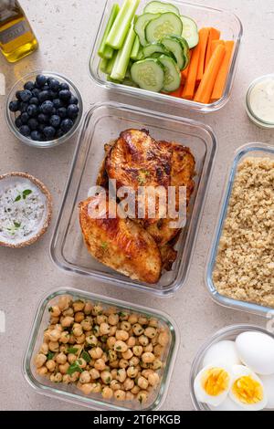 Proteinreiche gesunde Mittagsmahlzeit Zubereitung in Behältern mit Huhn, Quinoa, Kraut Kichererbsen, Gemüse und gekochten Eiern Stockfoto